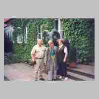094-1023 Guenter Smollich, Sabina Karsch, geb. Darge und Regine Smollich, geb. Supplie vor dem Hotel -Doellnsee- in der Schorfheide. .jpg